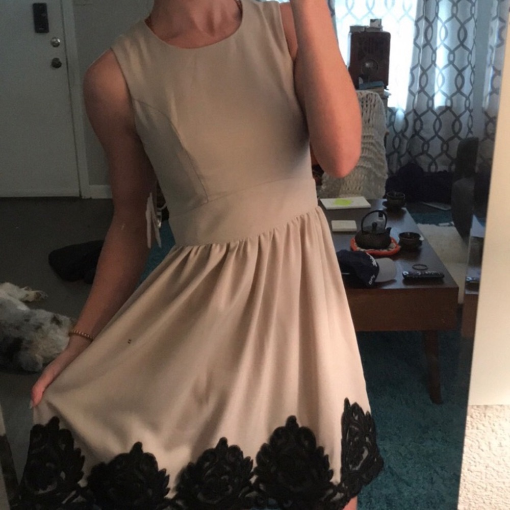 Elegant lace dress - Picture 4 of 7